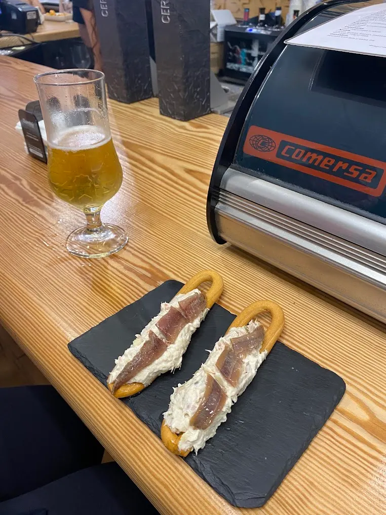 Dos marineras sobre una pizarra en la barra de La Tapa de San Lorenzo
